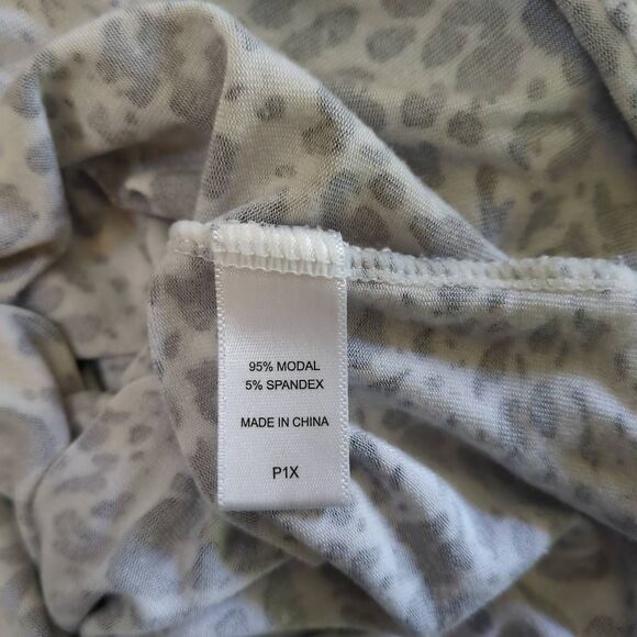 Koolaburra by UGG Women's 1X Petite Short Sleeve Animal Print Tee Gray White - Picture 8 of 8